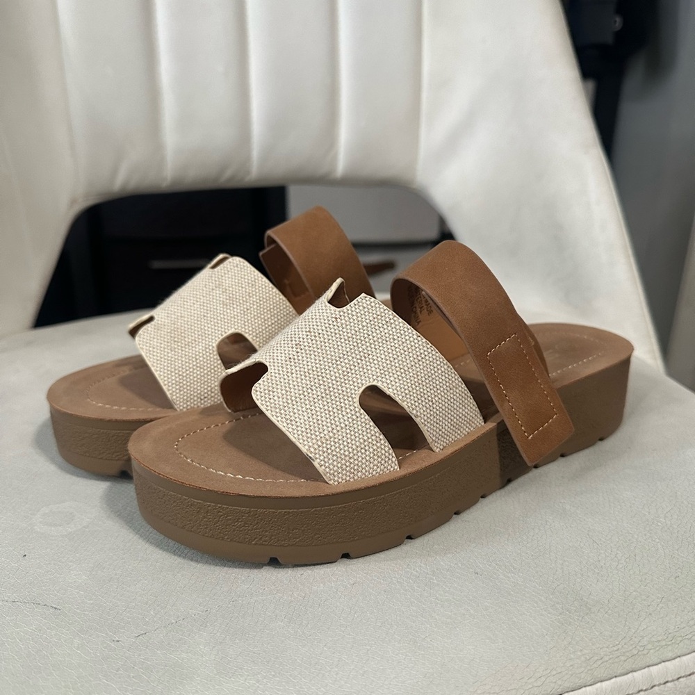 Elegant Tan and Cream Women's Sandals